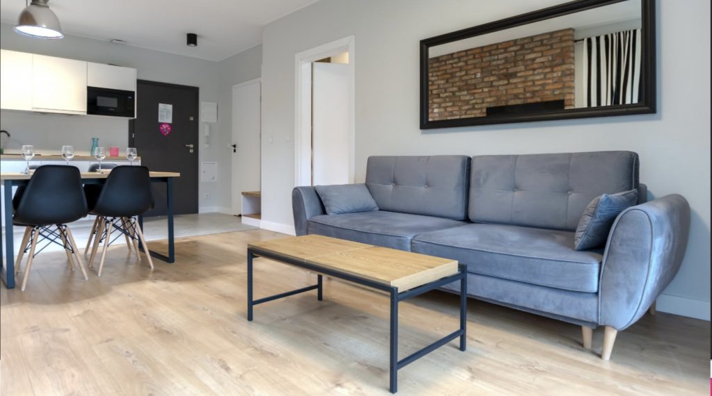Salon z aneksem kuchennym w apartamencie 5 Sosnowa 4 Mielno